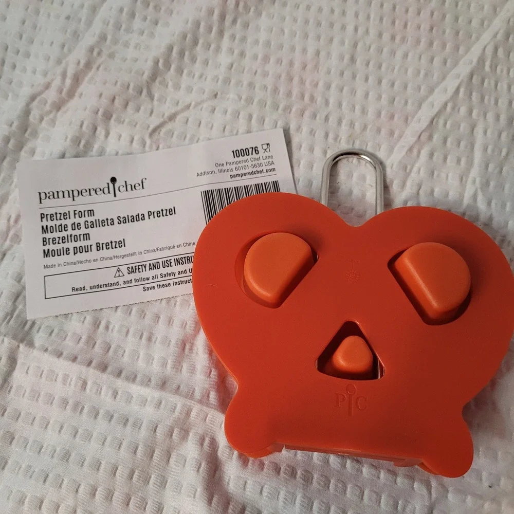 Pampered Chef Pretzel Form‎ 100076 Orange Kitchen Baking Tool Dough Press Mold
